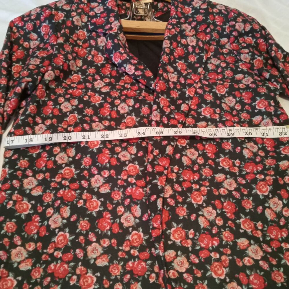 Pretty floral jacket inin shades of red, pink, and black, non-stretch Small - Picture 6 of 11